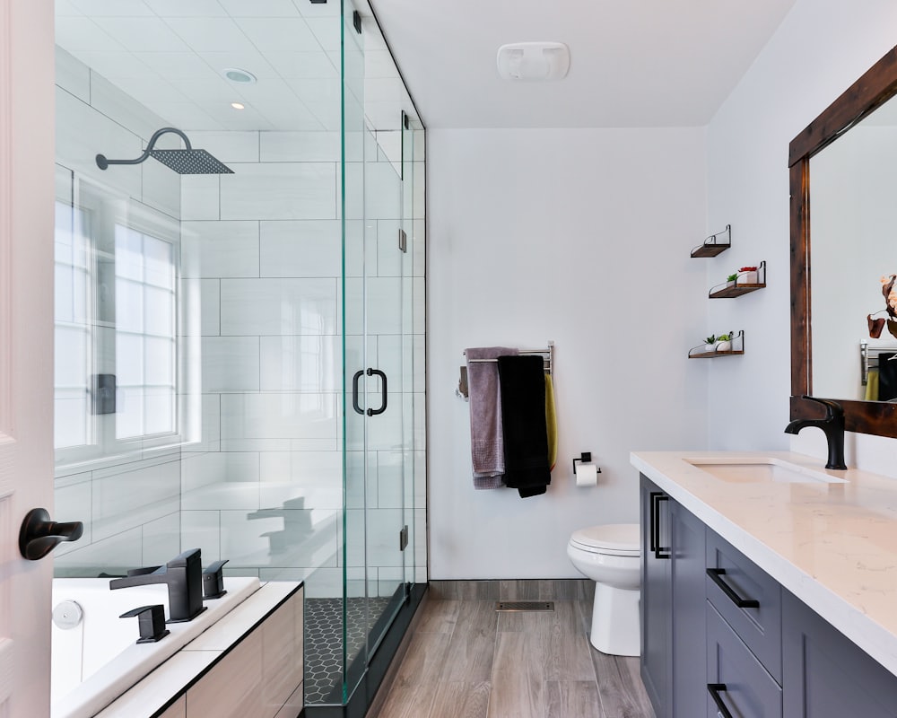 Modernes Badezimmer mit ebenerdiger Dusche