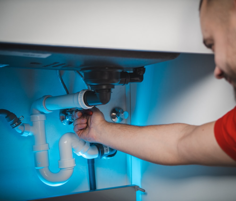 Installateur bei der Sanitärmontage
