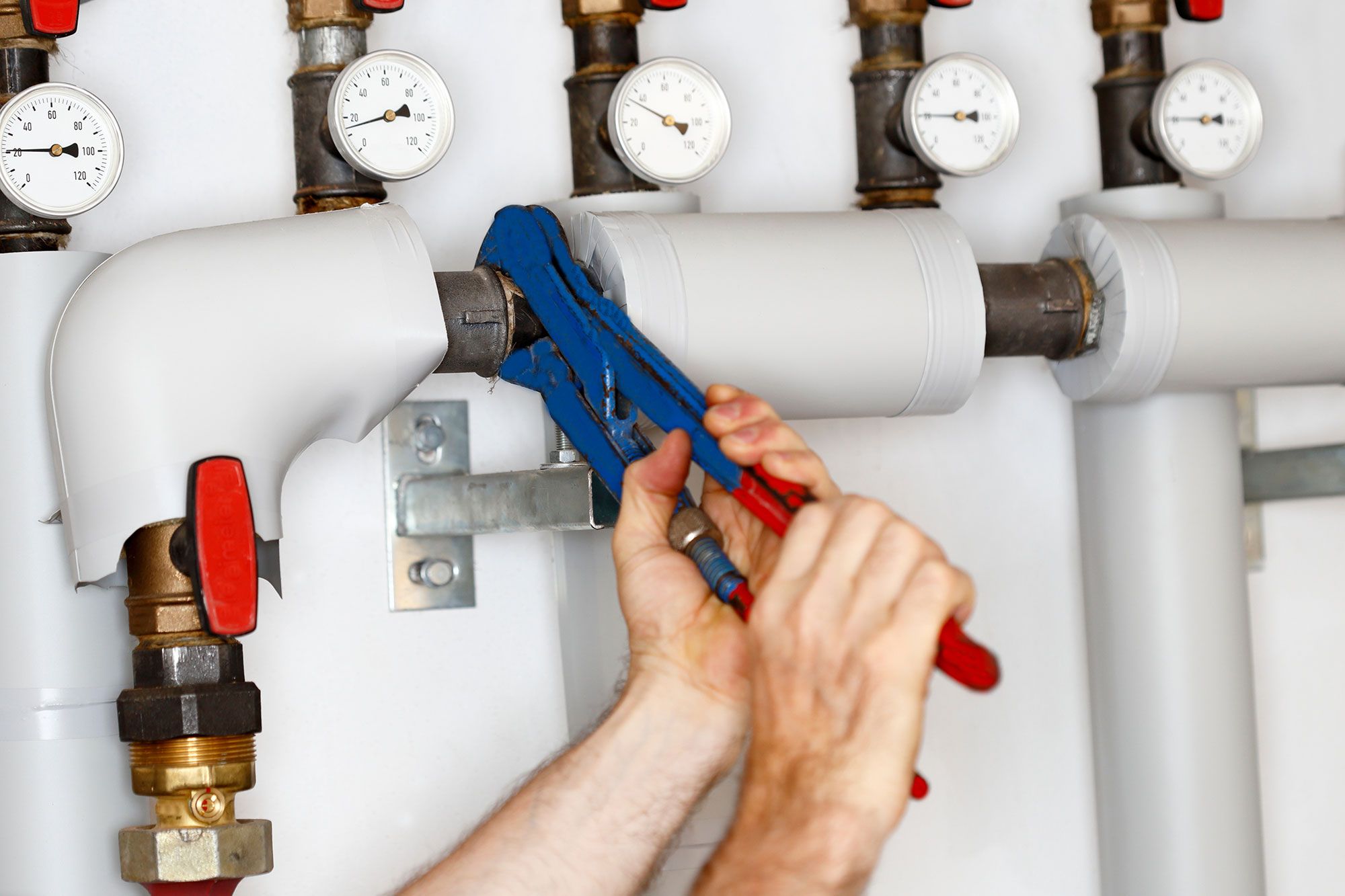 Installationsarbeiten mit Rohrzange